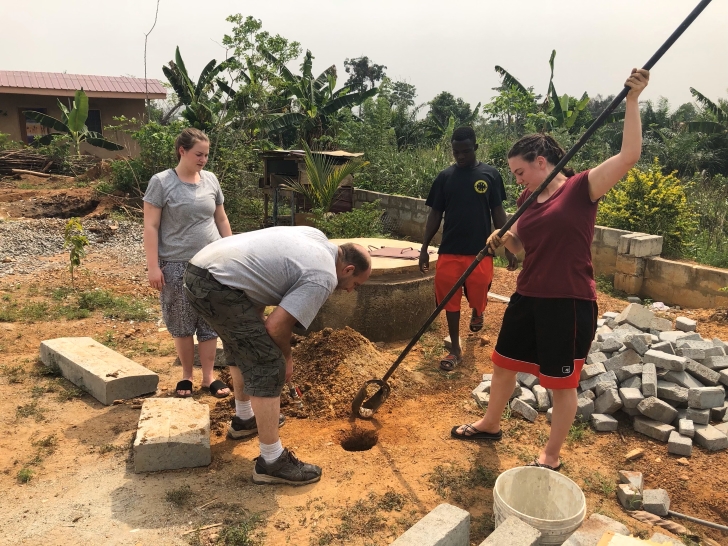 Volunteers on a Ghana mission trip